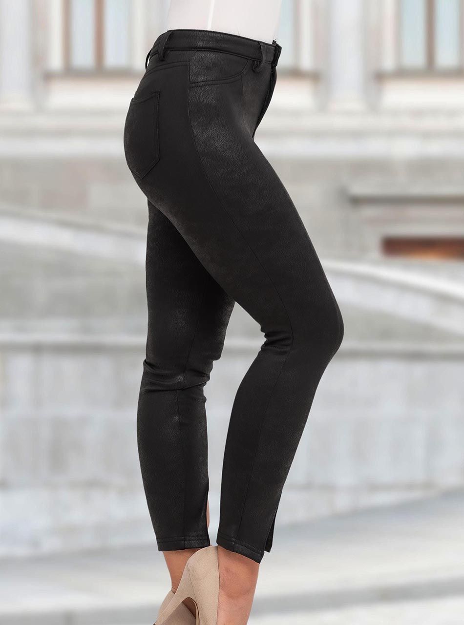 Pihe-puha, alján felvágott, bőrhatású nadrág (fekete)