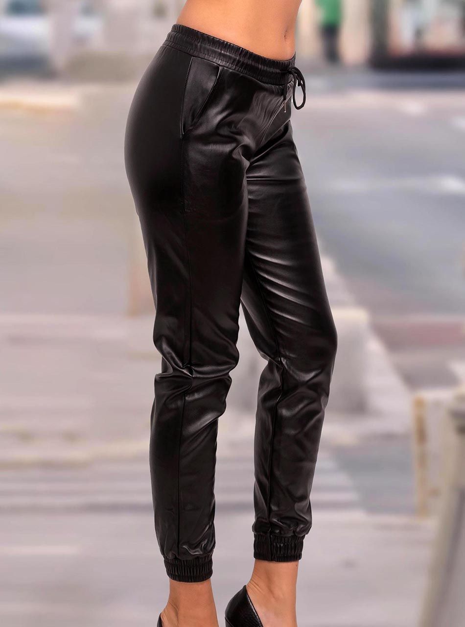 Zsebes, alján gumírozott bőrhatású nadrág (fekete)