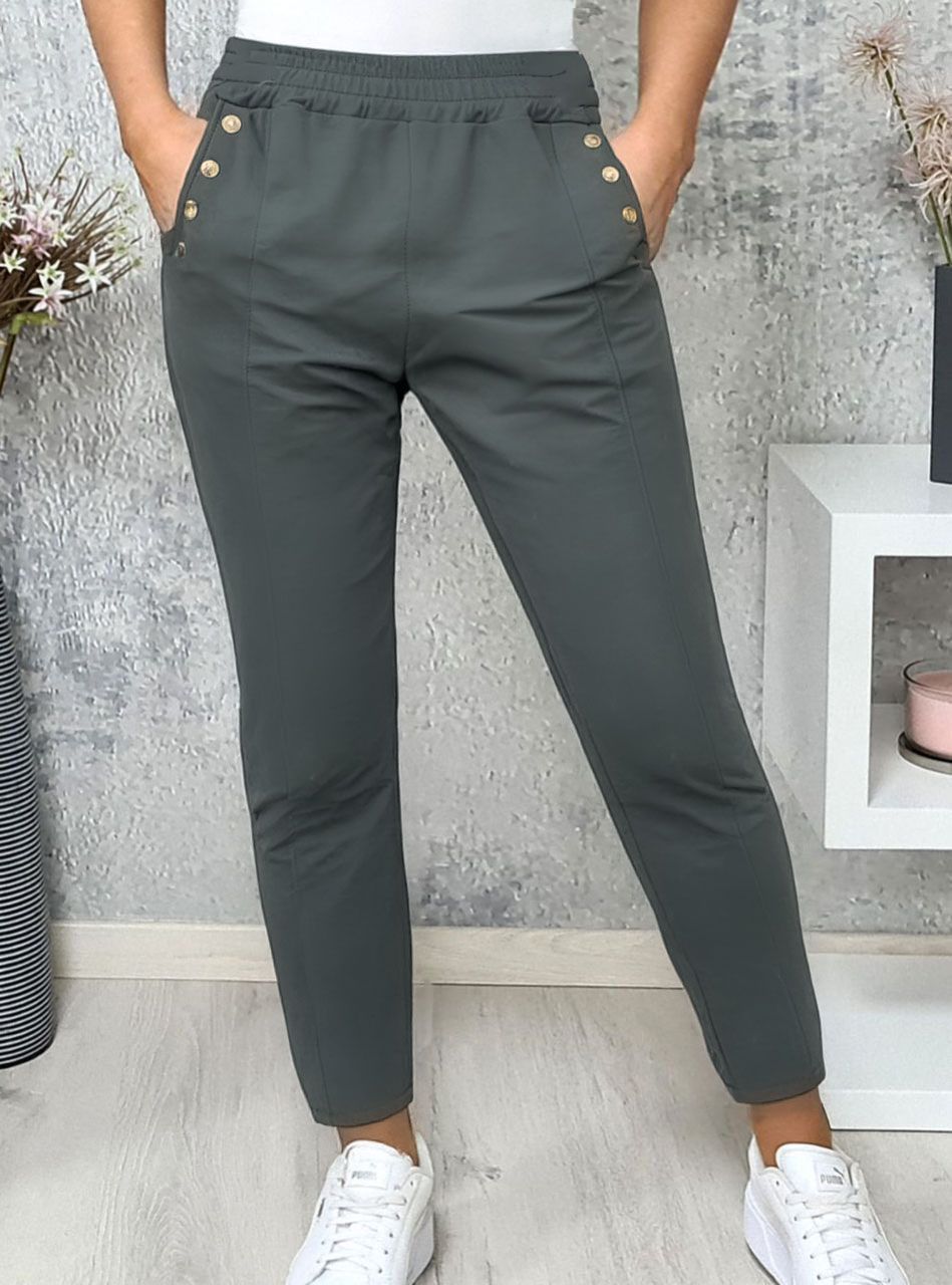 Gombdíszes, zsebes nadrág (kheki)