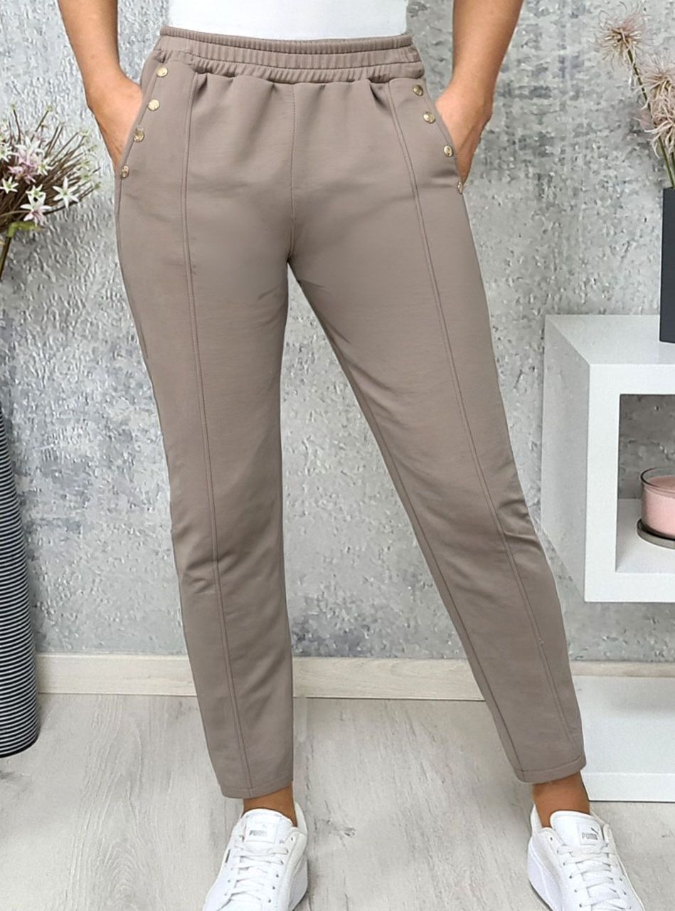 Gombdíszes, zsebes nadrág (tejeskávé)