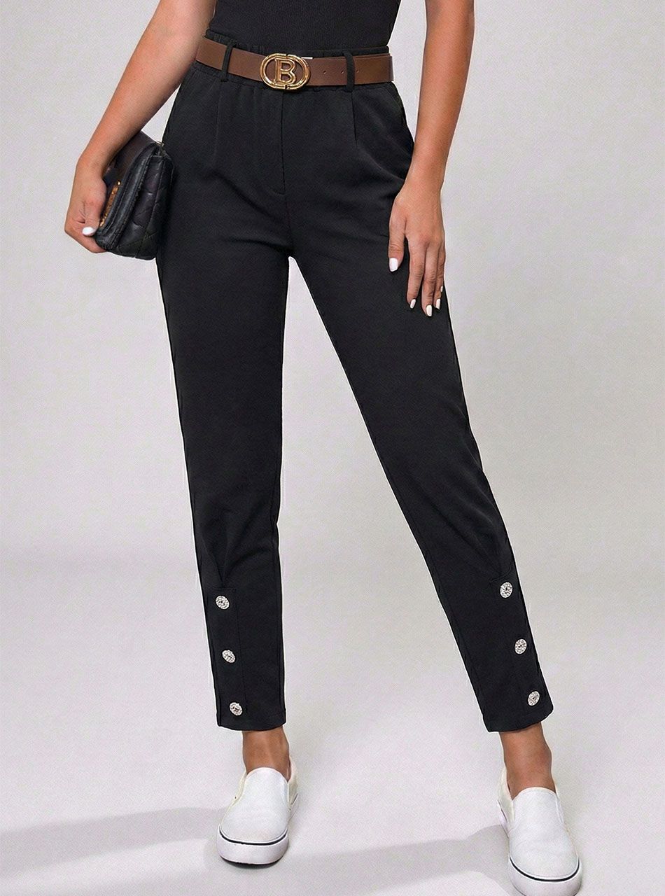 Alján díszgombos, zsebes nadrág övvel (fekete)