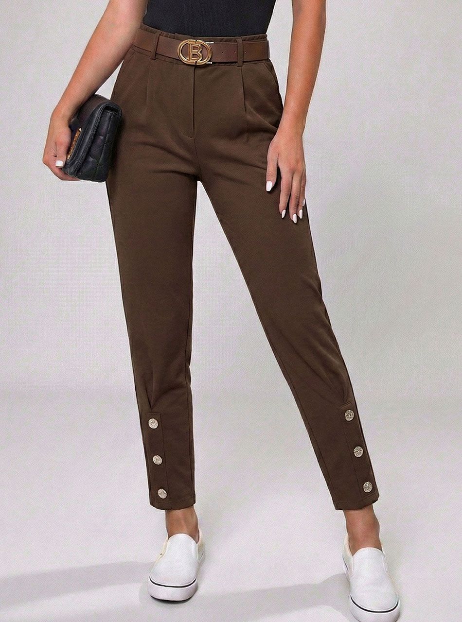 Alján díszgombos, zsebes nadrág övvel (csokibarna)