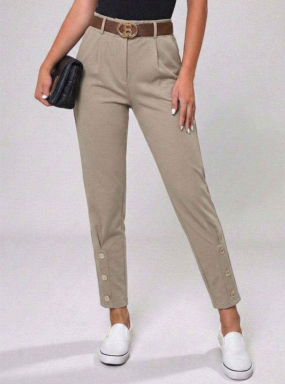 Alján díszgombos, zsebes nadrág övvel (tejeskávé)