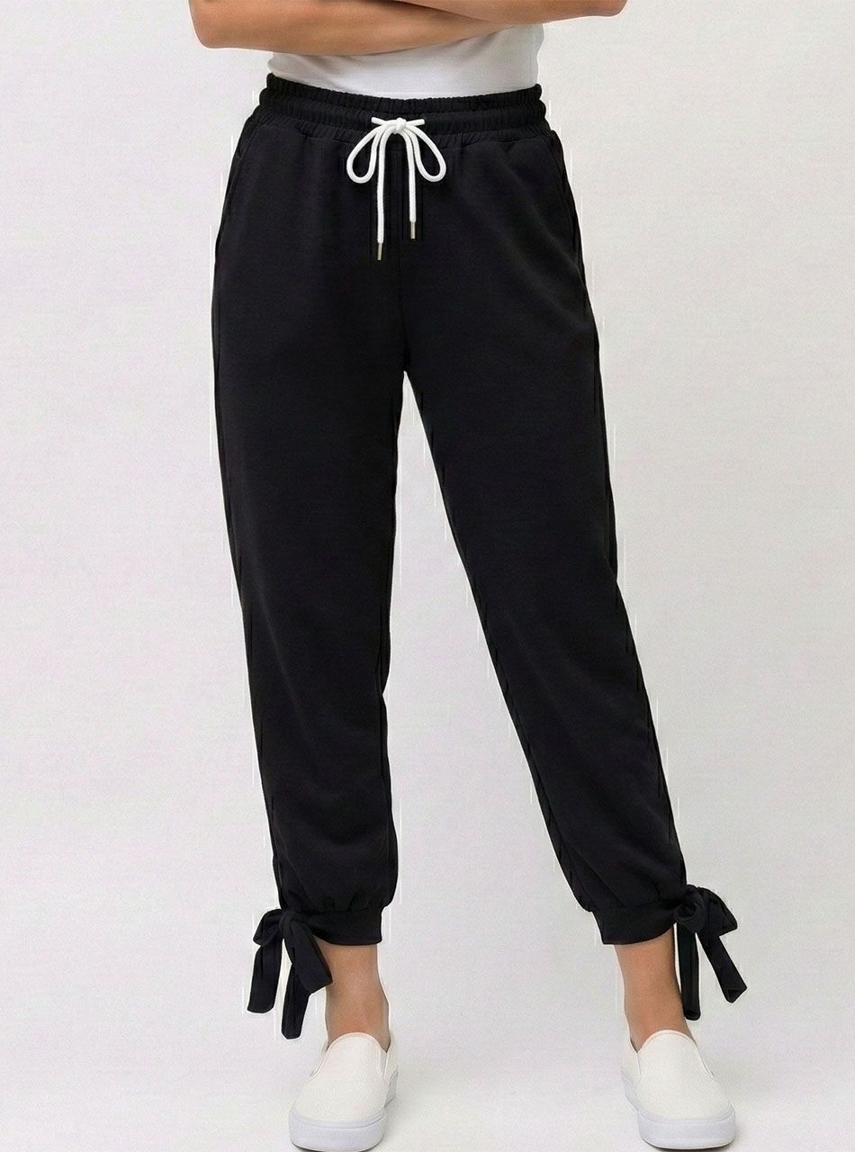 Alján kötős, gumis derekú zsebes nadrág (fekete)