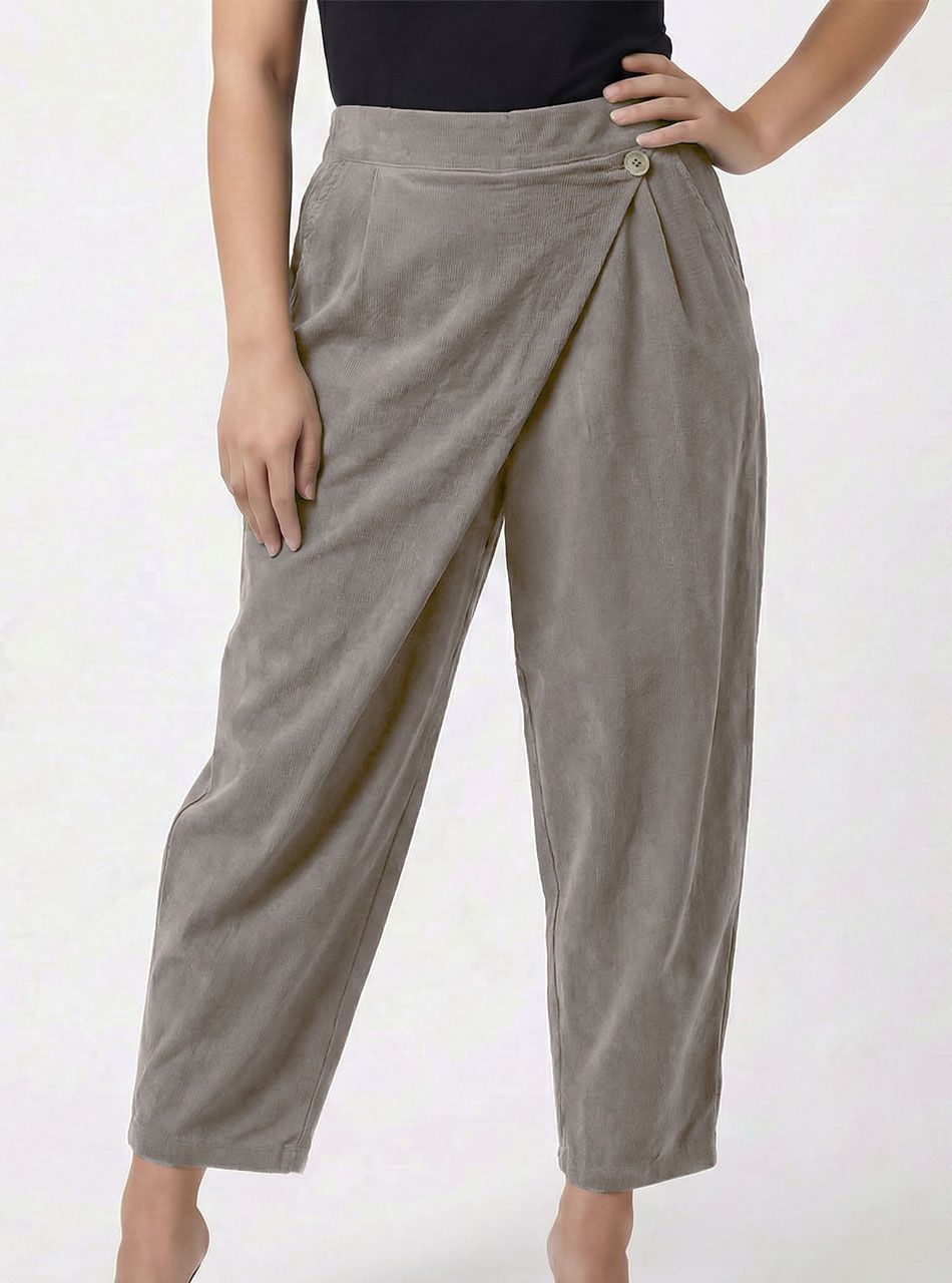 Átlapolt, gombdíszes kord hatású vékony nadrág (tejeskávé)