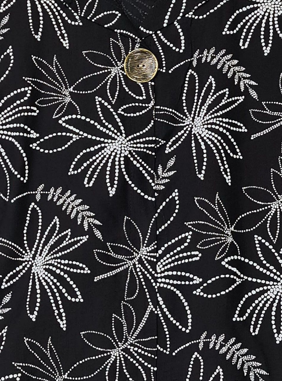 Felgombolható ujjú, nyomott mintás gombdíszes felső (fekete)