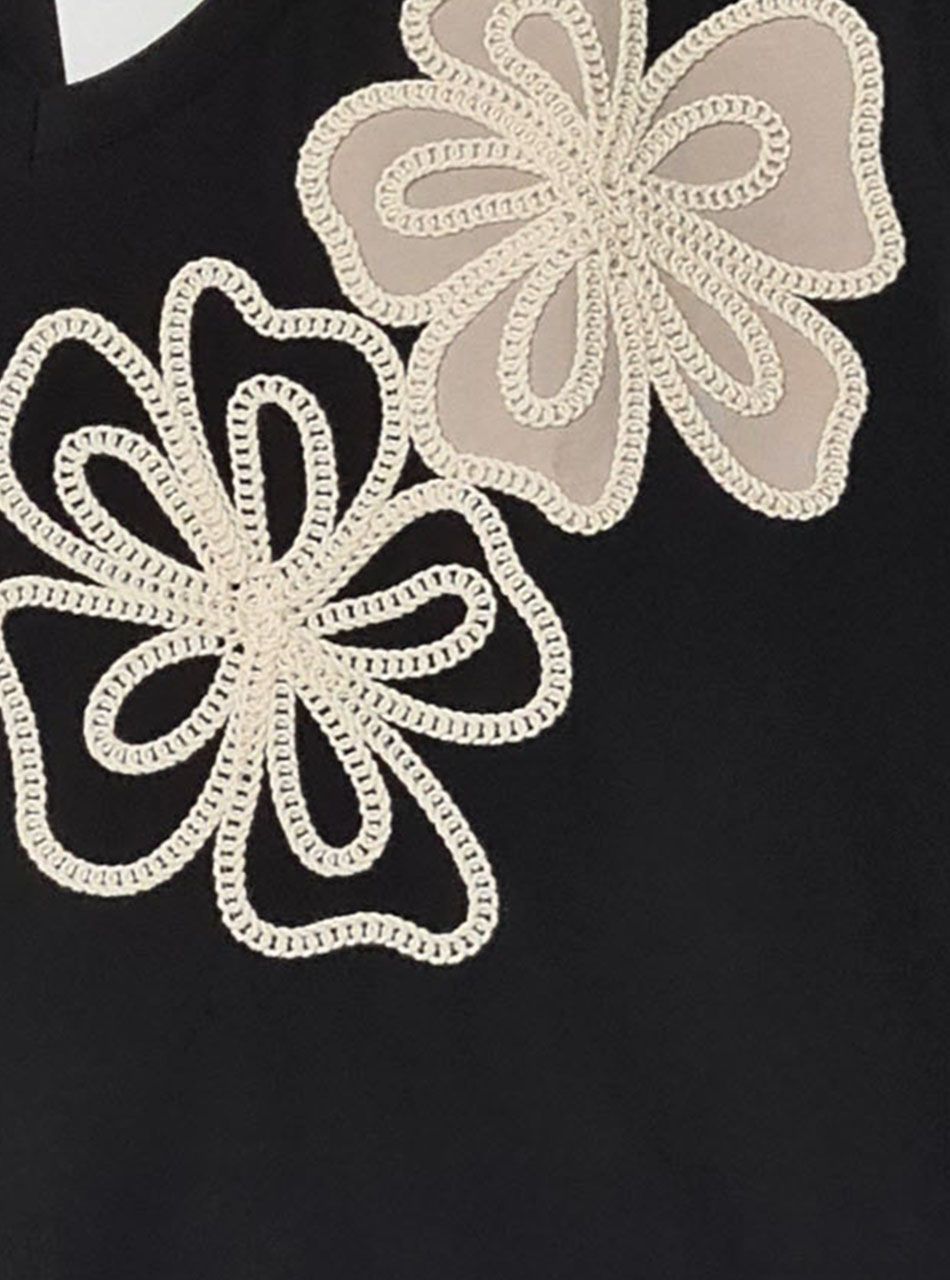 Hímzett virág mintás, V nyakú felső (fekete)