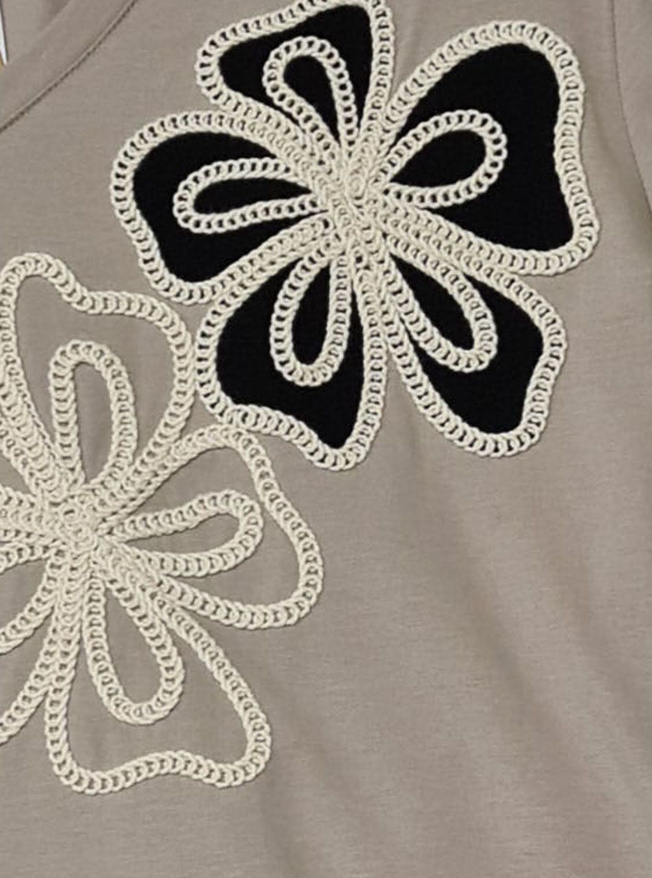 Hímzett virág mintás, V nyakú felső (tejeskávé)