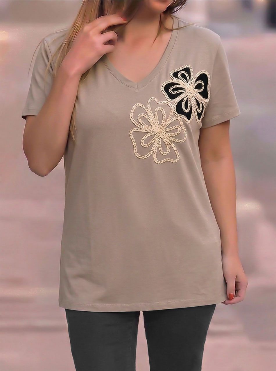 Hímzett virág mintás, V nyakú felső (tejeskávé)