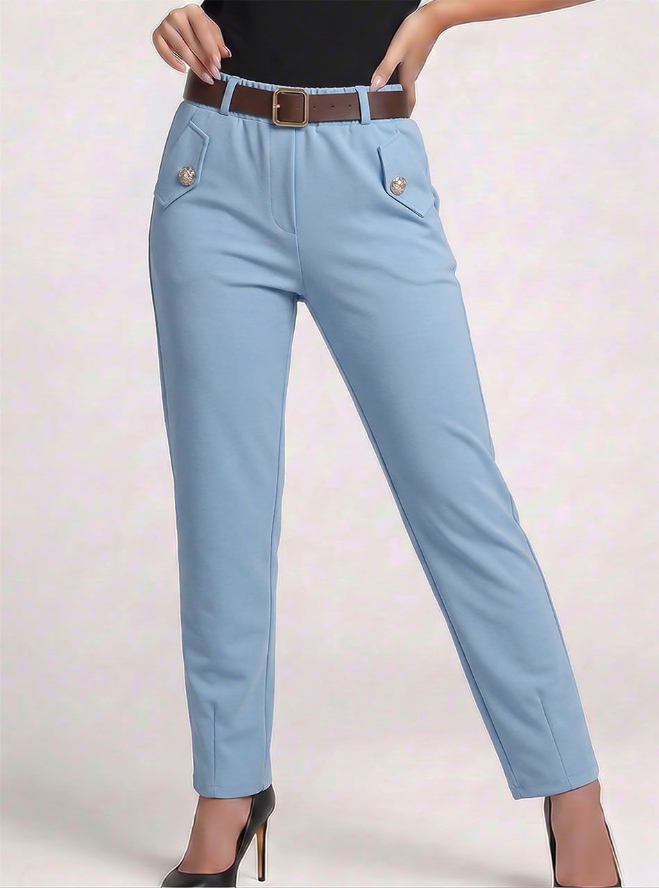 Gombdíszes-zsebes, gumis derekú nadrág övvel (világoskék)