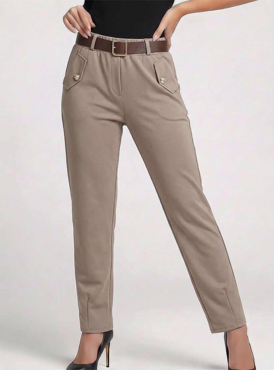 Gombdíszes-zsebes, gumis derekú nadrág övvel (tejeskávé)