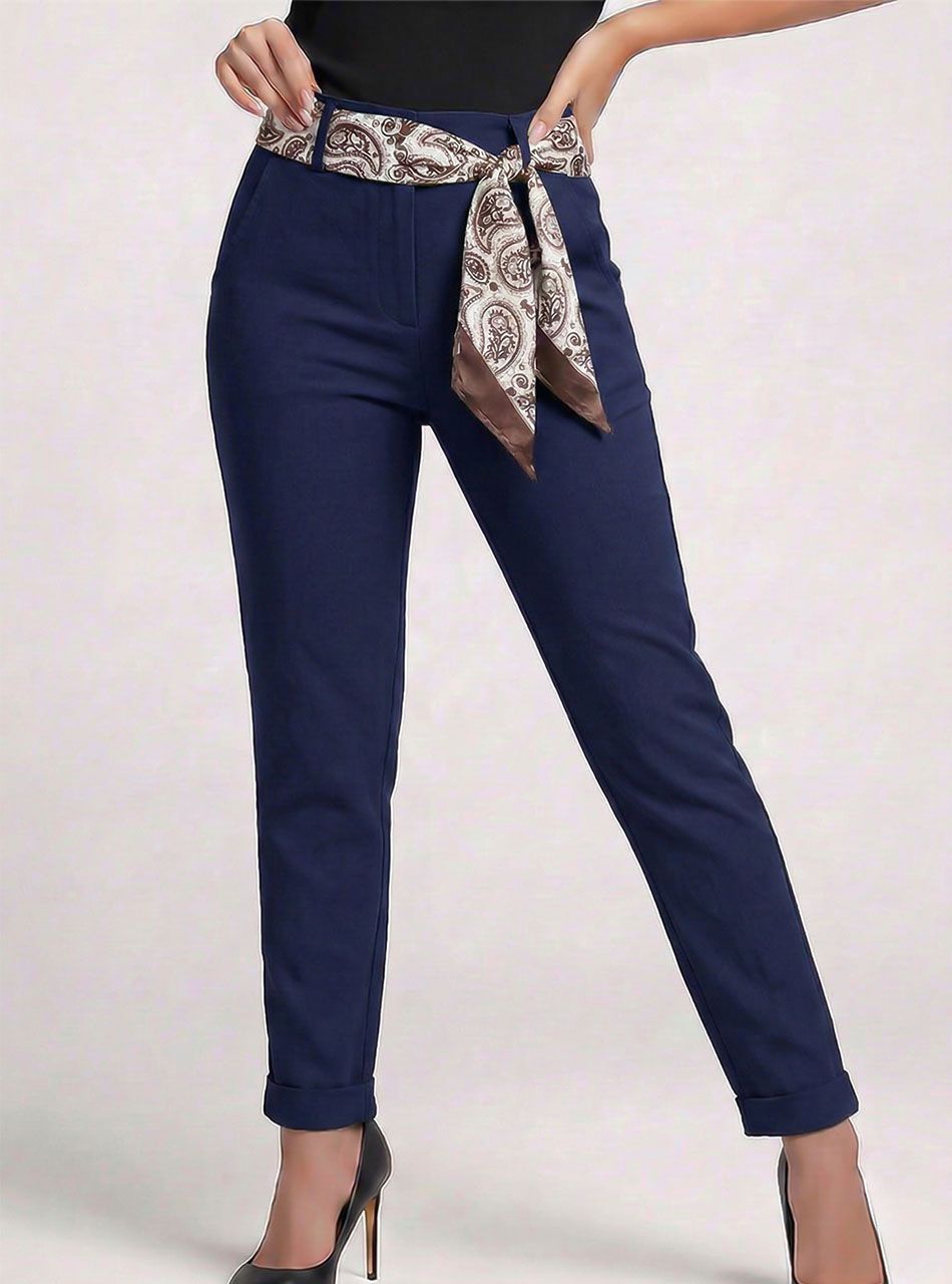 Gumis derekú zsebes nadrág, mintás megkötővel (sötétkék)