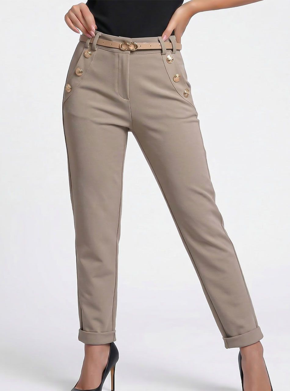 Díszgombos, díszzsebes nadrág övvel (tejeskávé)