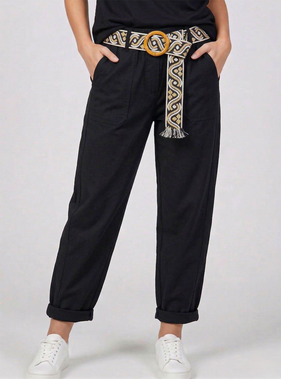 Elöl zsebes, gumis derekú nadrág övvel (fekete)