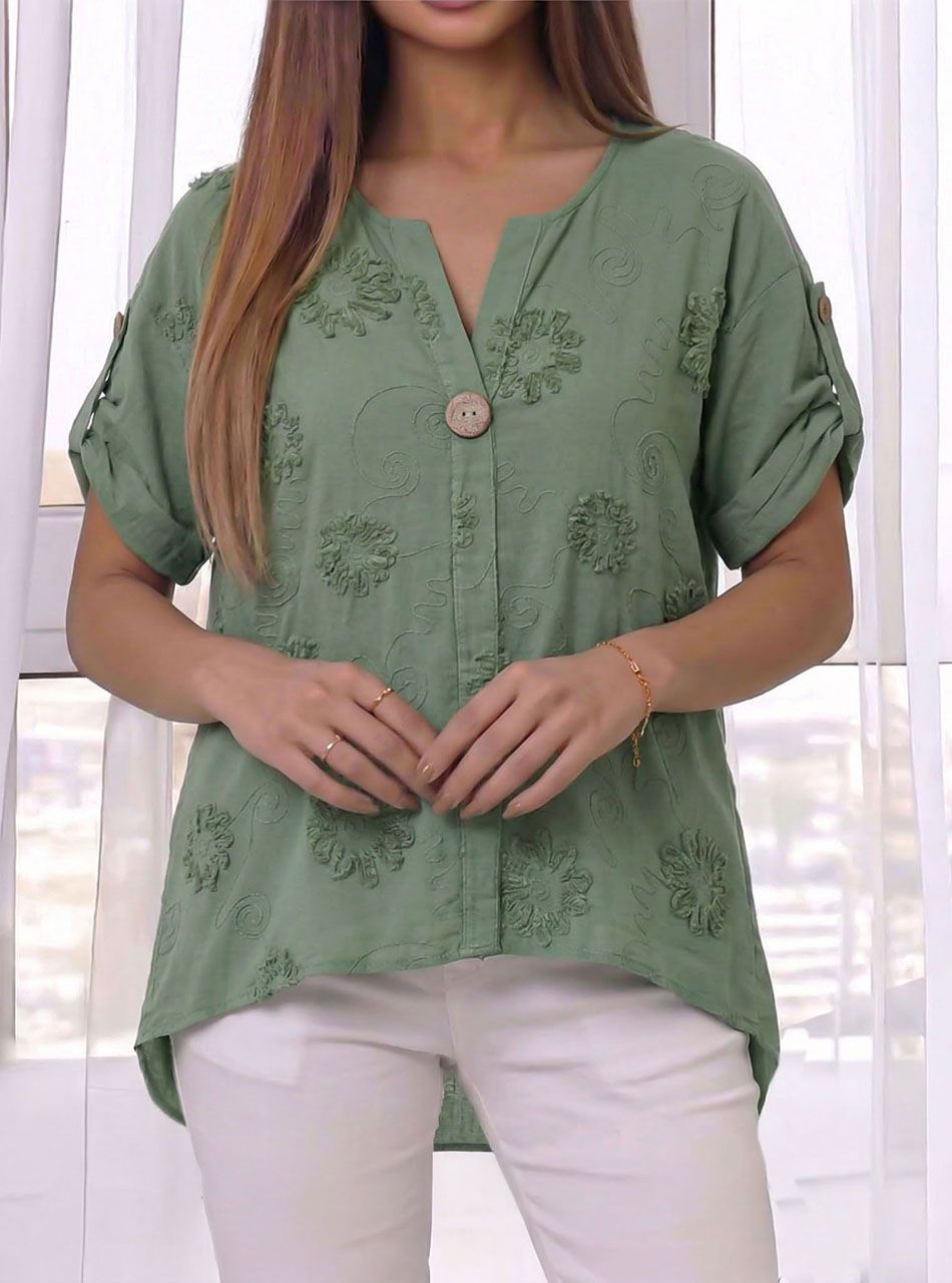 Felgombolható ujjú, hímzett virág mintás gombdíszes felső (kheki)