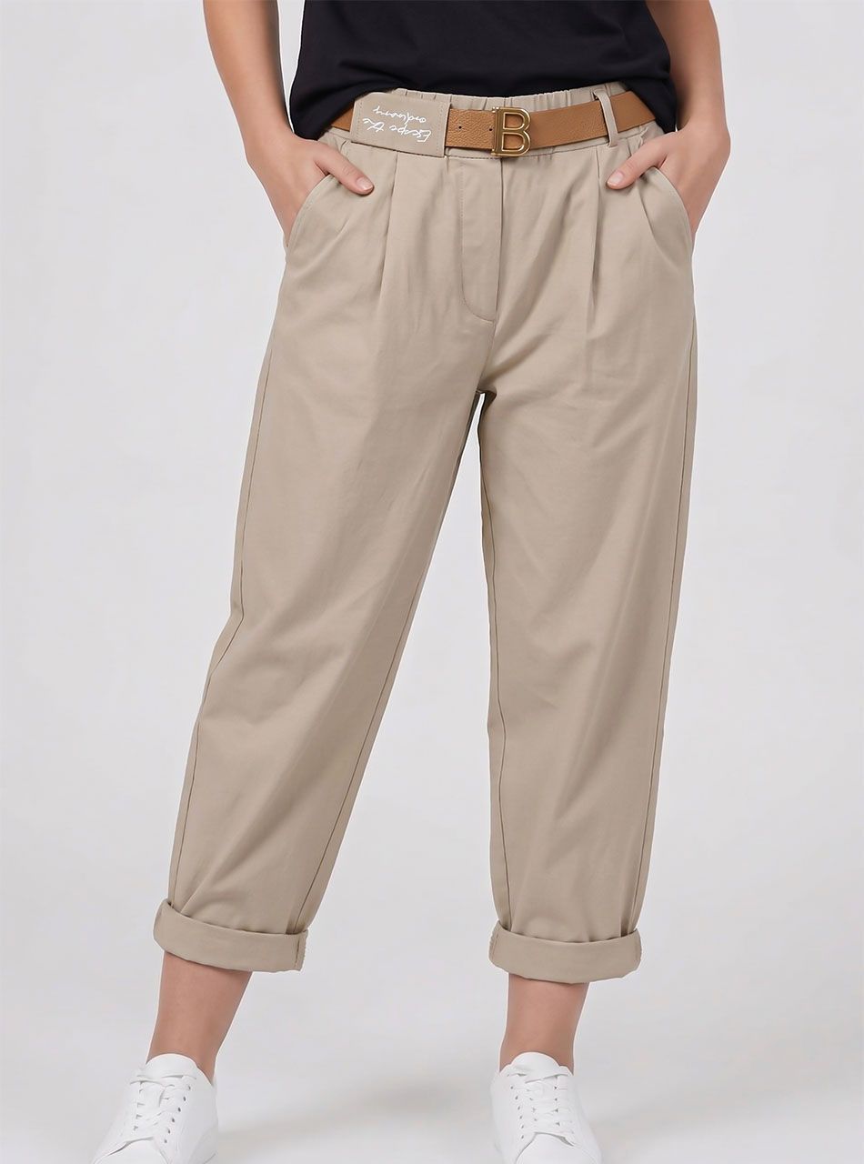 Derekán feliratos, öves nadrág (bézs)