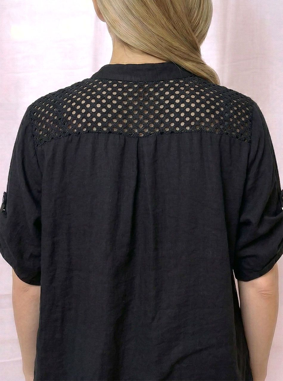 Horgolt tetejű, felgombolható ujjú ingblúz (fekete)