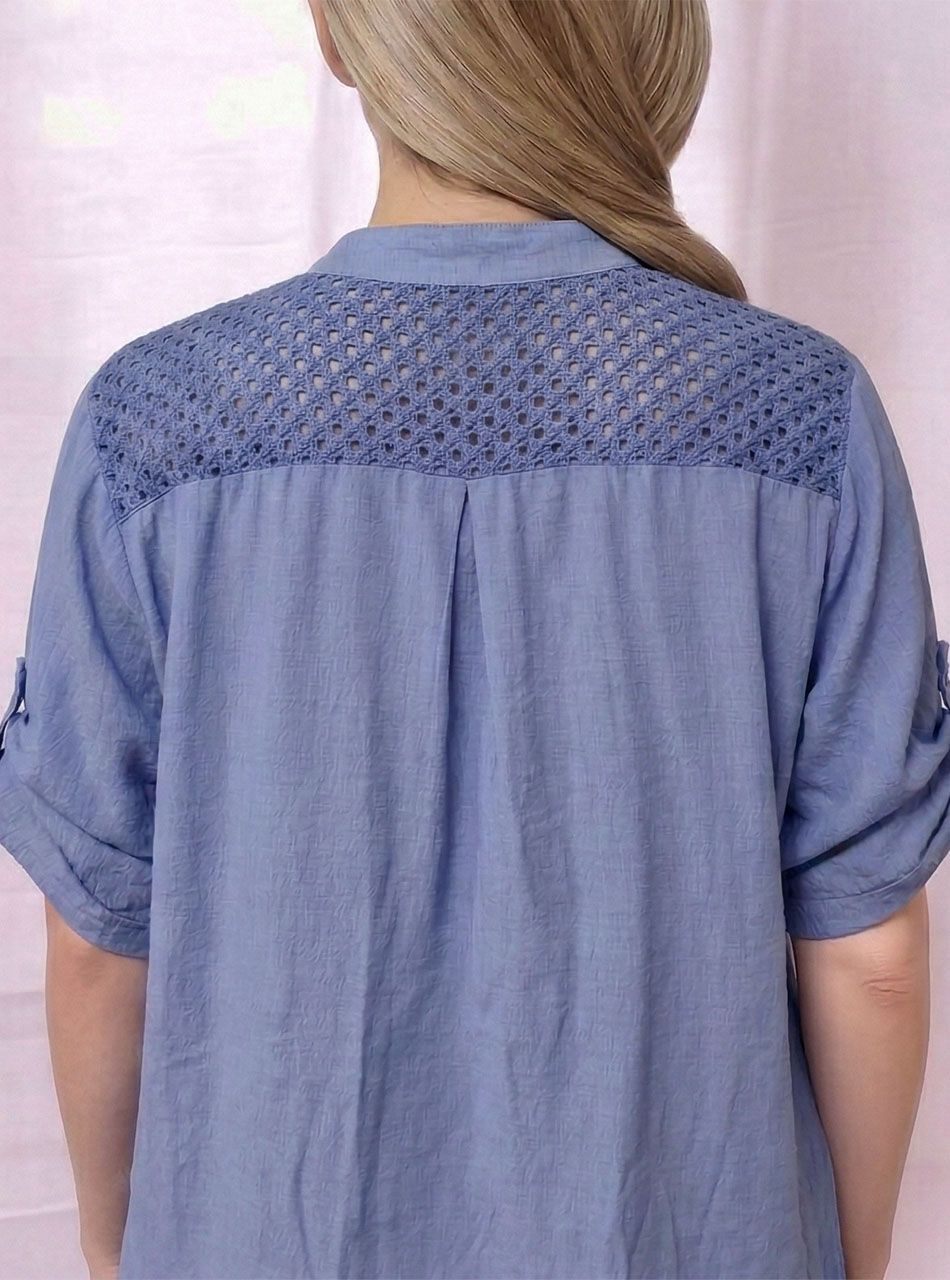 Horgolt tetejű, felgombolható ujjú ingblúz (farmerkék)