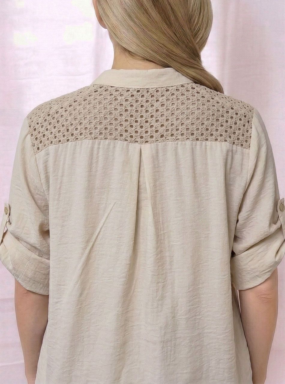 Horgolt tetejű, felgombolható ujjú ingblúz (bézs)