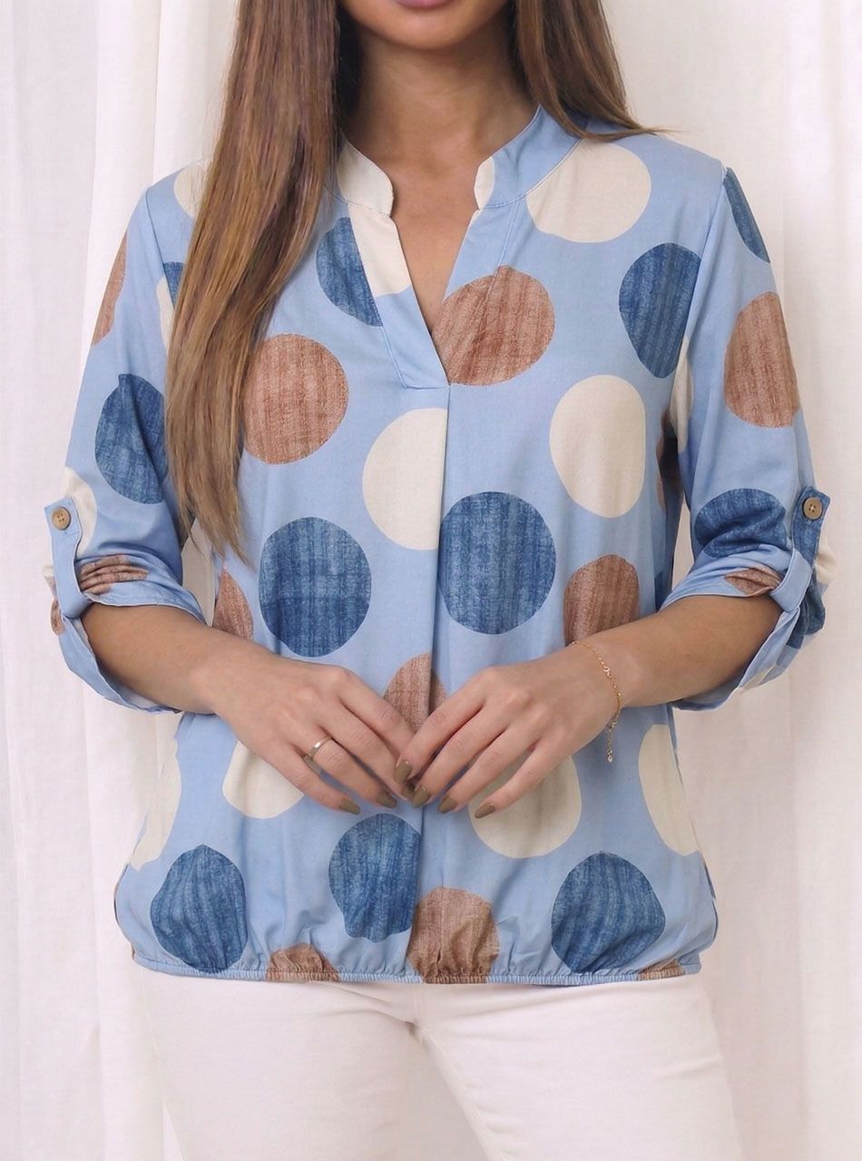 Felgombolható ujjú, pöttyös-mintás gumis aljú felső (világoskék)