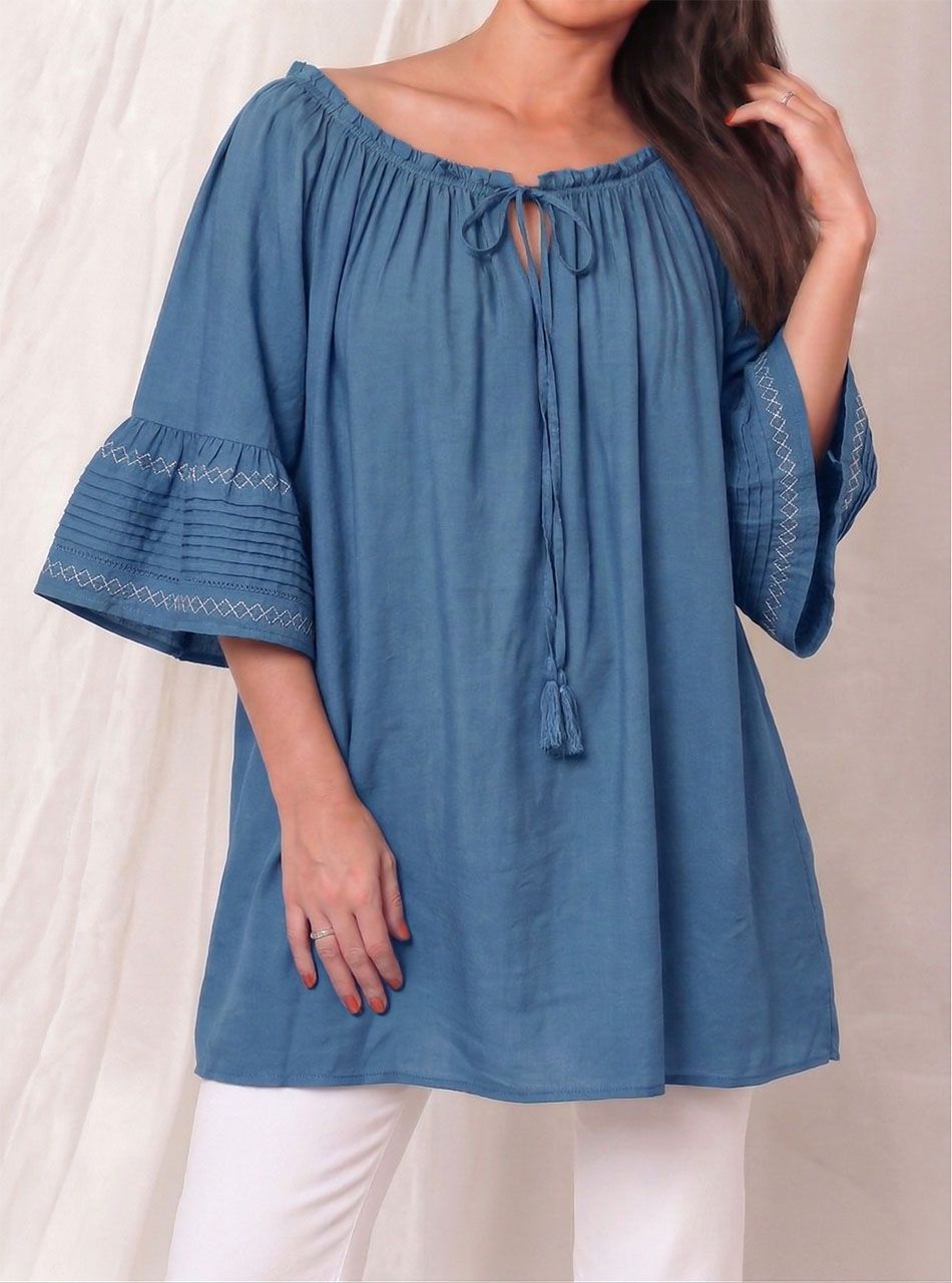 Nyaknál gumírozott, tölcsér ujjú lenge felső (farmerkék)