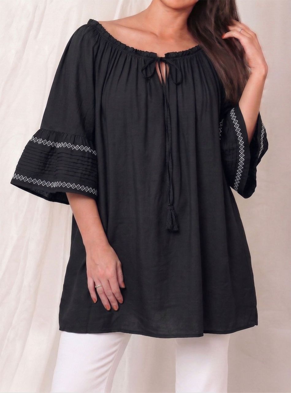 Nyaknál gumírozott, tölcsér ujjú lenge felső (fekete)