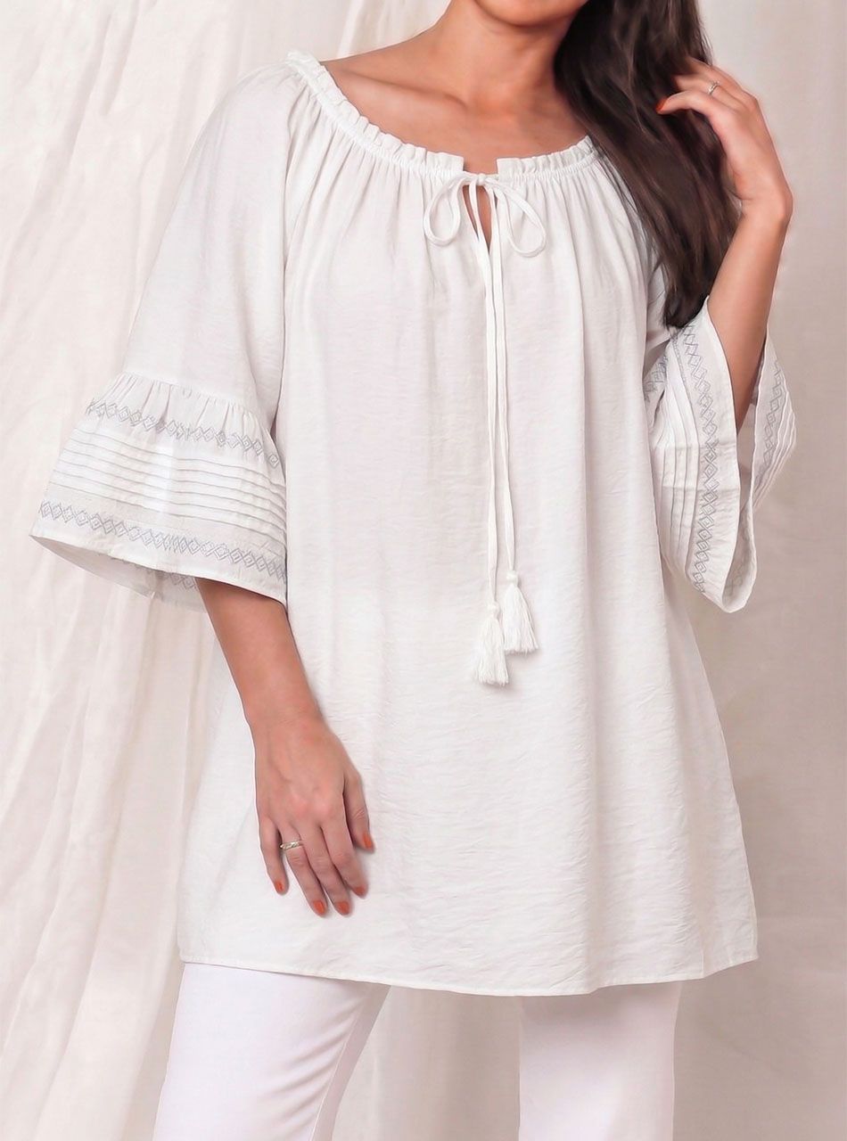 Nyaknál gumírozott, tölcsér ujjú lenge felső (fehér)