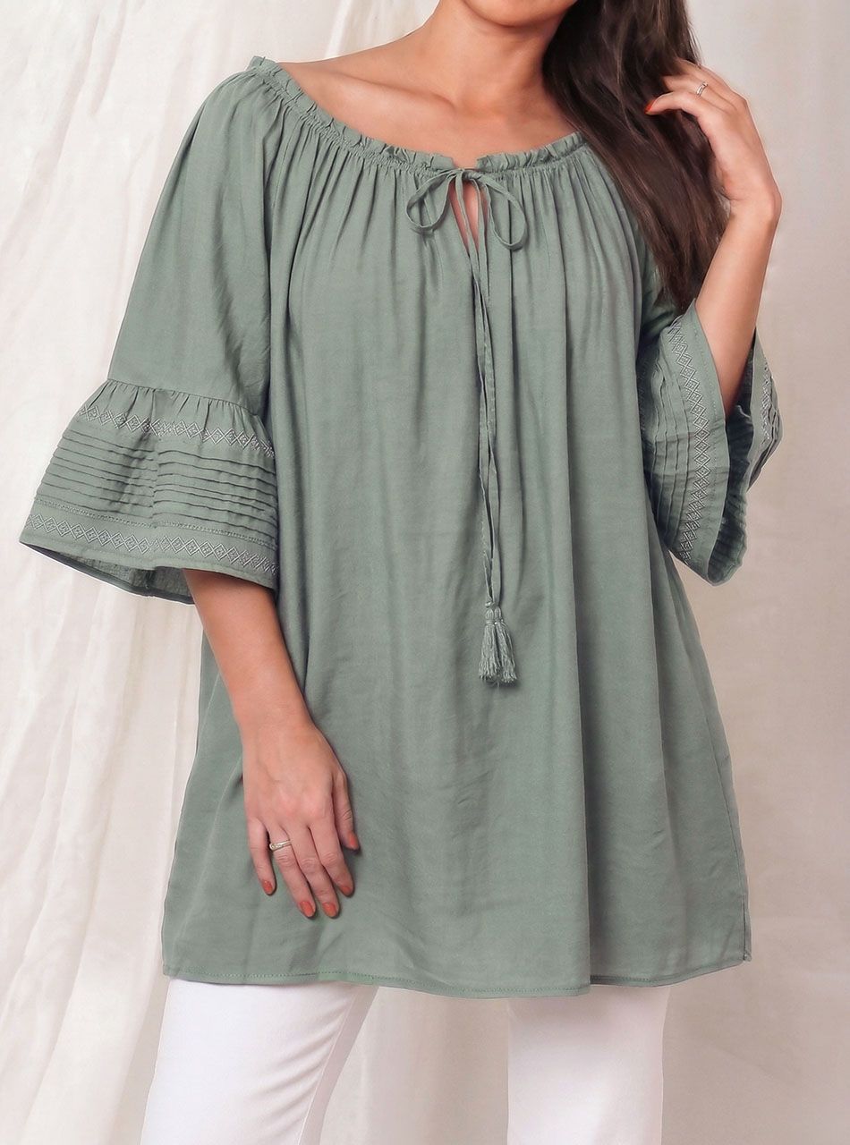 Nyaknál gumírozott, tölcsér ujjú lenge felső (kheki)