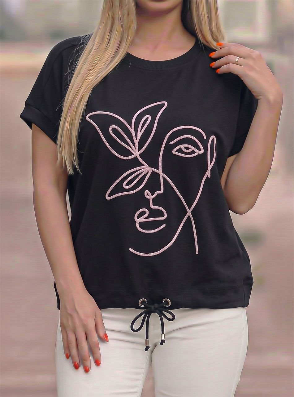 Alján húzható, hímzett mintás felső (fekete)