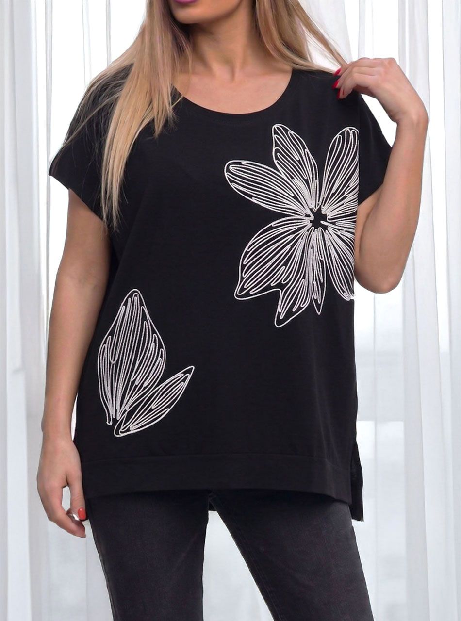 Kétoldalt felvágott, hímzett virág mintás felső (fekete)
