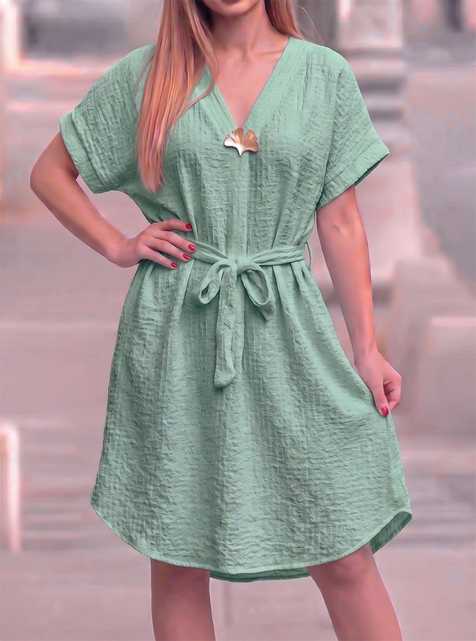 Derekán kötős, kerekített aljú gyűrt anyagú ruha (világoszöld)