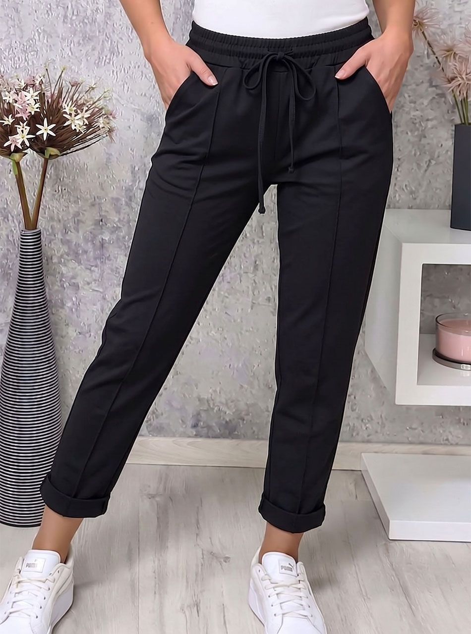 Elején tűzött, gumis derekú zsebes nadrág (fekete)