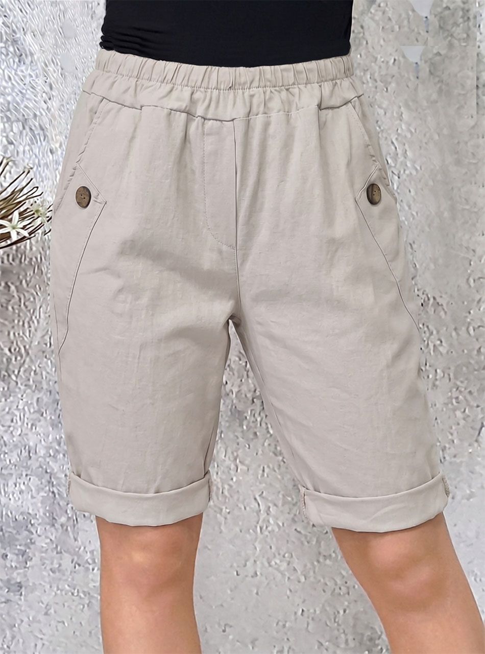 Gombdíszes, gumis derekú zsebes térdnadrág (bézs)