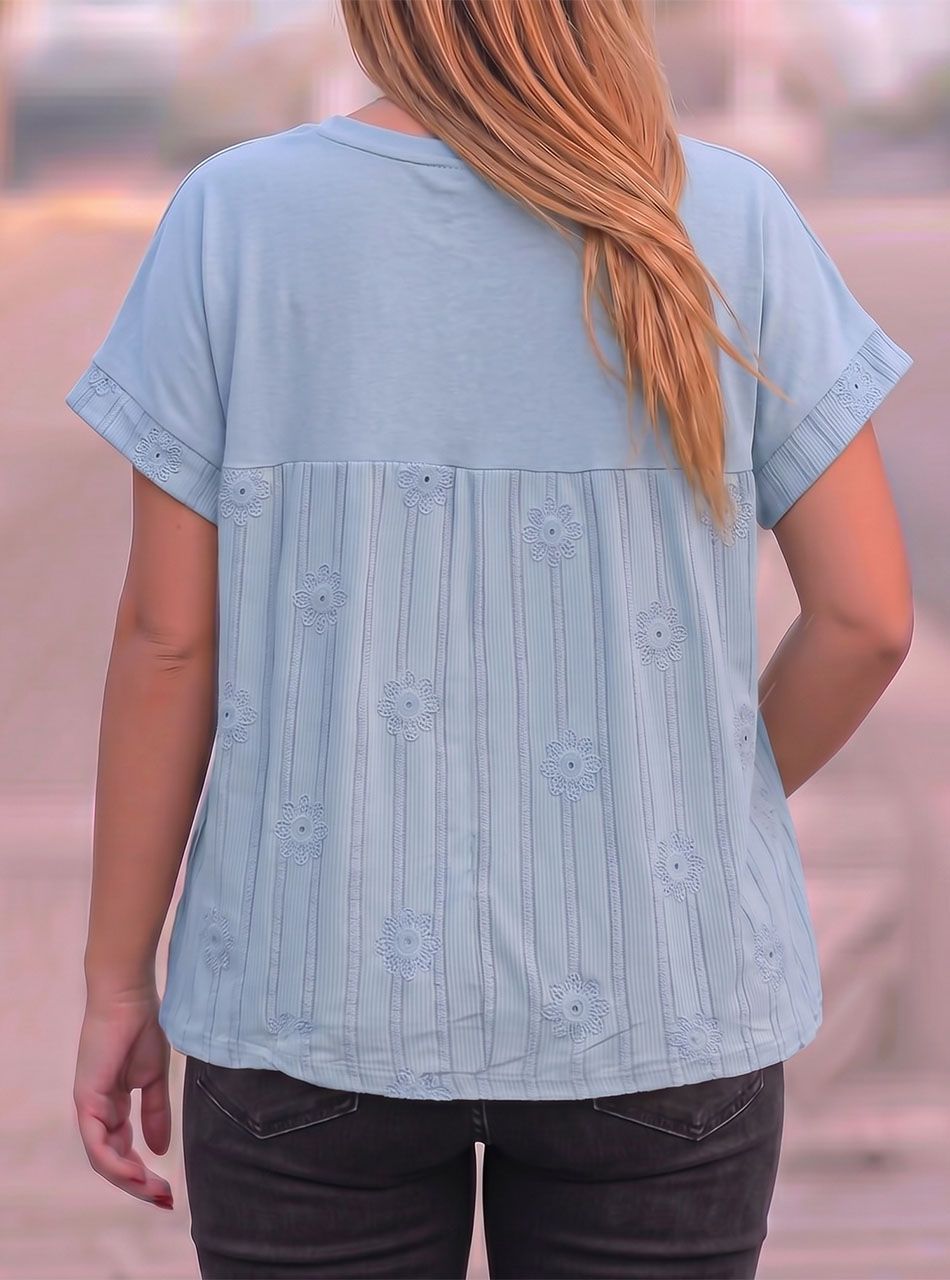 Hátán hímzett, zsebes felső (világoskék)