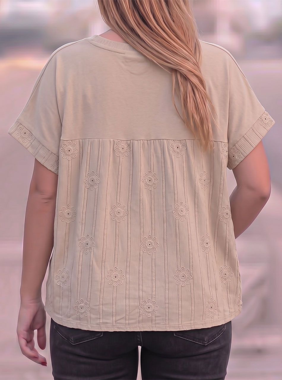 Hátán hímzett, zsebes felső (bézs)