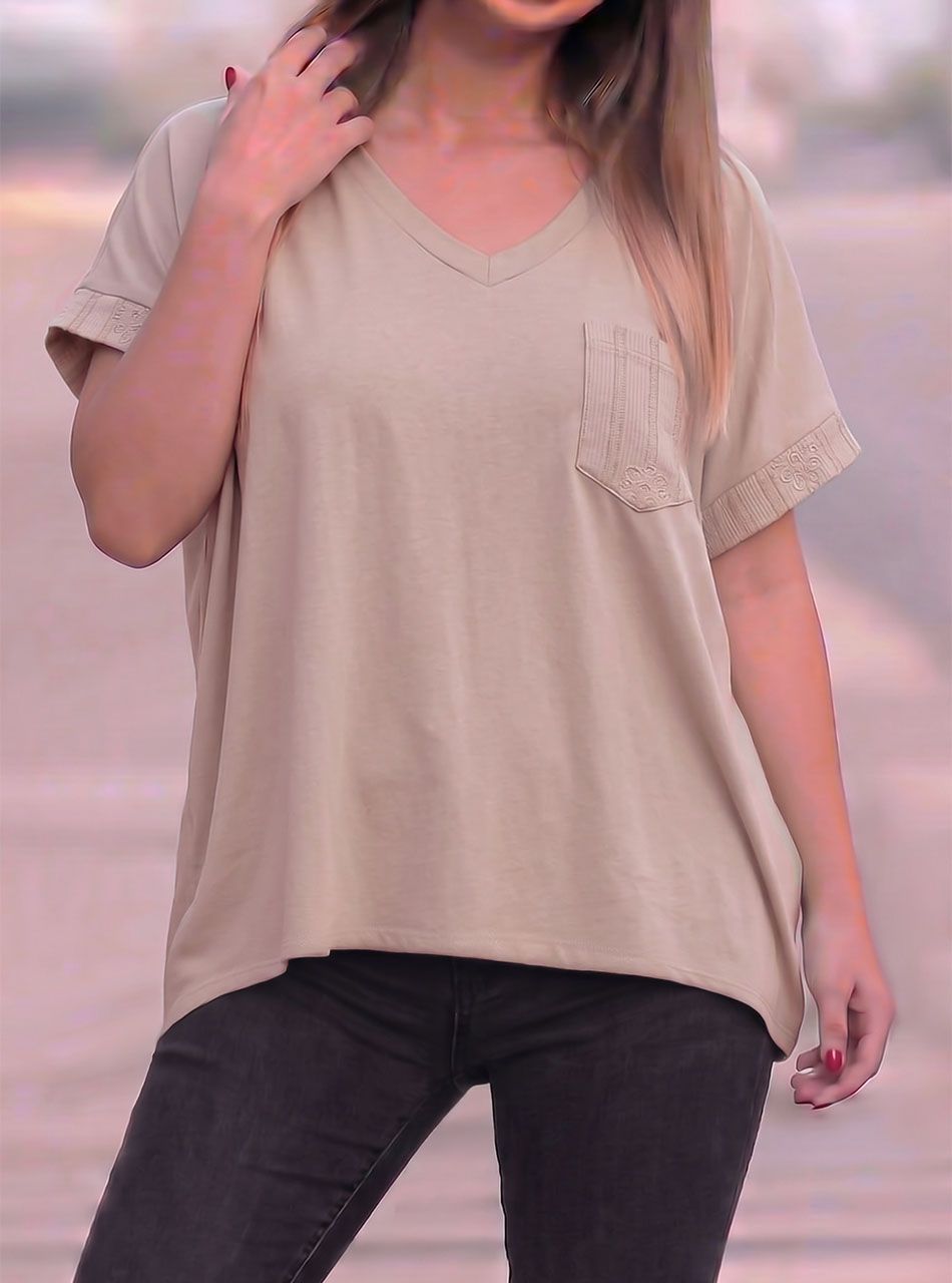 Hátán hímzett, zsebes felső (bézs)