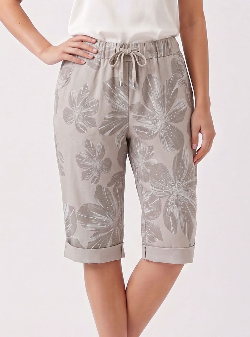 Virág mintás, gumis derekú zsebes térdnadrág (tejeskávé)