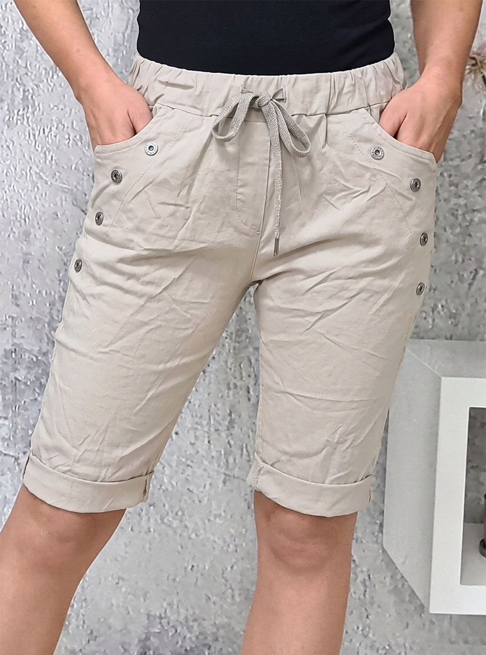 Gombdíszes, zsebes térdnadrág (bézs)