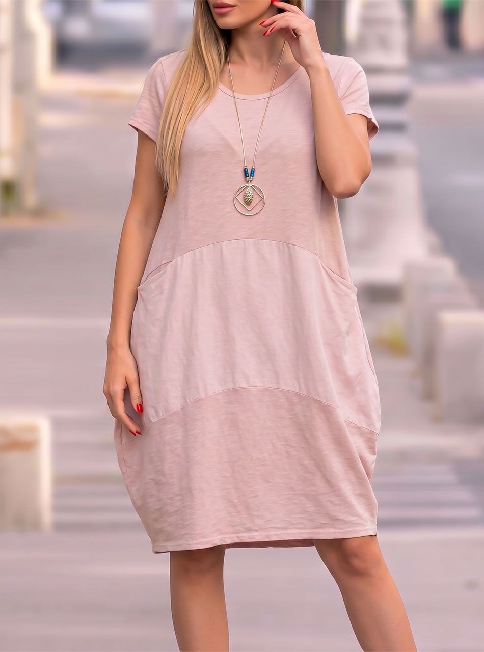 Elöl zsebes hagyma ruha nyaklánccal (púder)