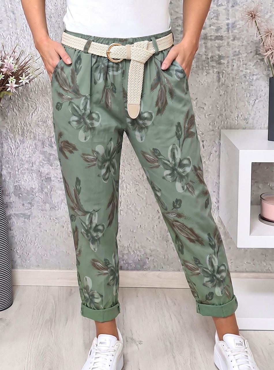 Gumis derekú, virág mintás nadrág övvel (kheki)