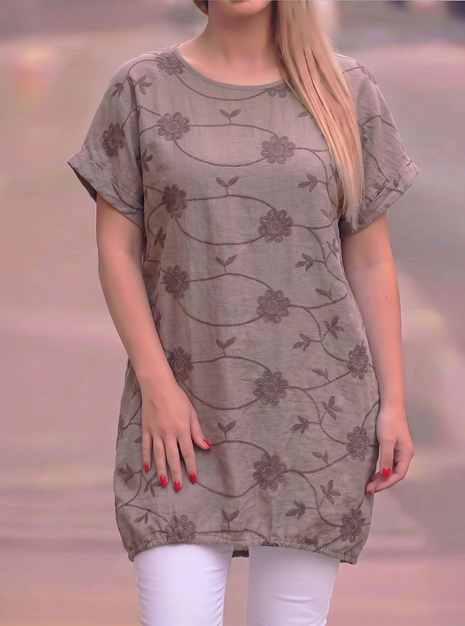 Hátul kötős, hímzett tunika (tejeskávé)