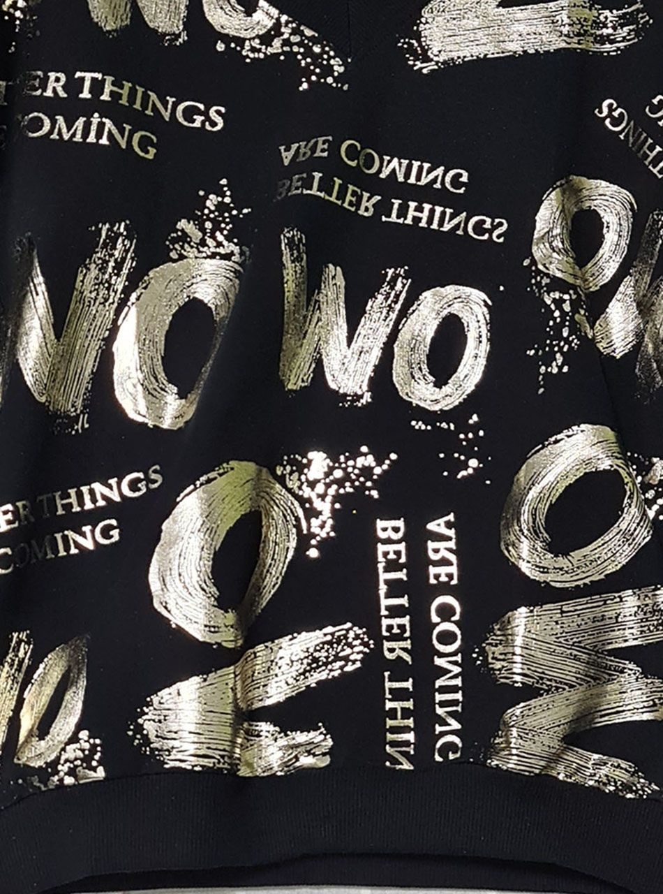 Nyomott mintás, feliratos V nyakú felső (fekete)